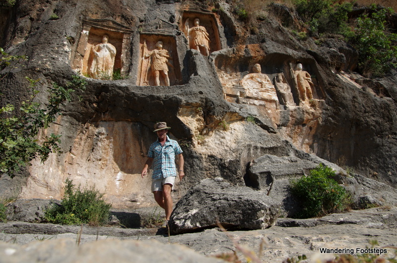 Adamkayalor, the statues on the cliff.