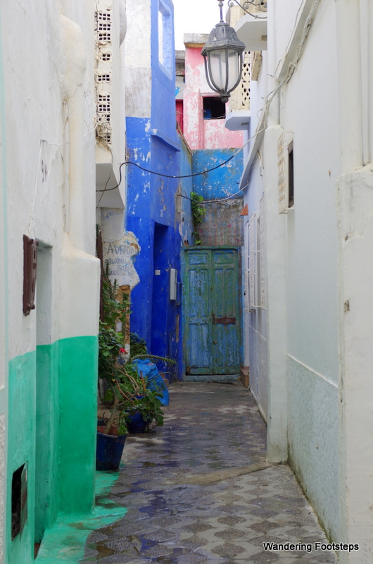 I love these narrow, colorful alleyways!